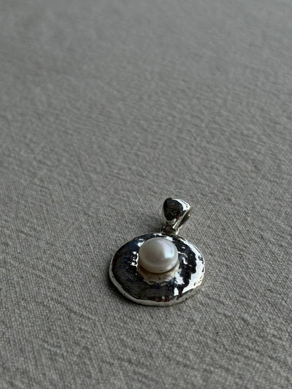 Silver pendant with pearl